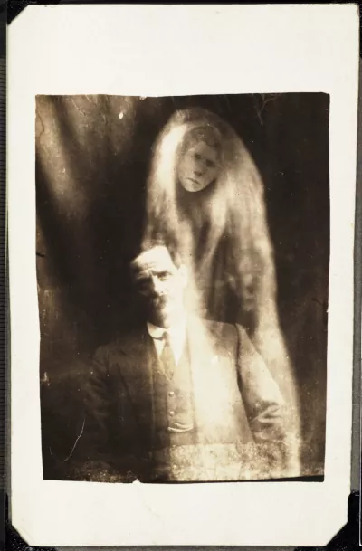 Фотография мужчины с якобы духом его умершей жены
