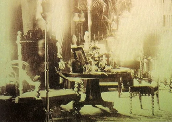Фотография призрака лорда Комбермера, сделанная Сибеллой Корбет в 1891