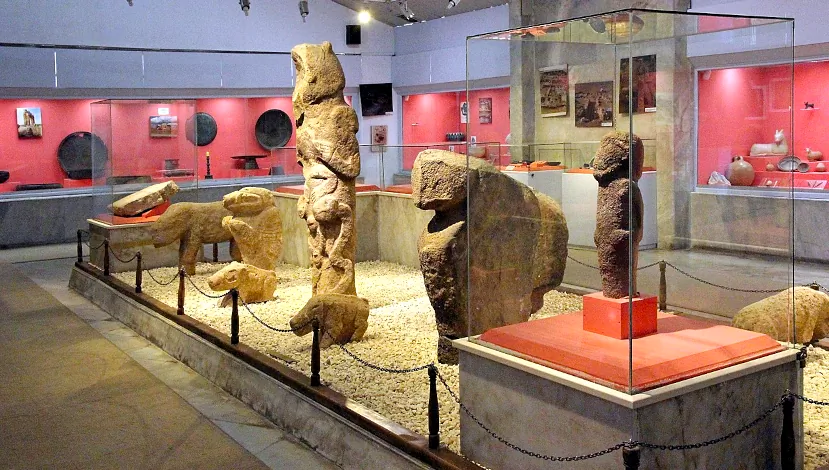 Стелы и скульптуры из Гебекли-Тепе в Музее Шанлыурфы