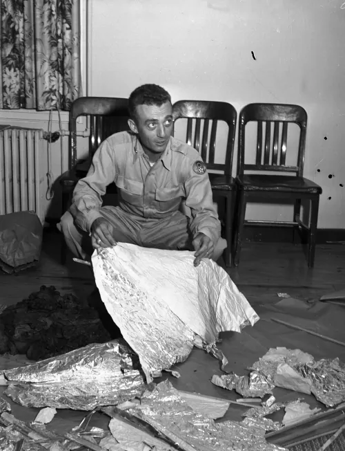 Майор Джесси Марсел и обломки летающего объекта (Форт-Уэрт, 8 июля 1947 года)