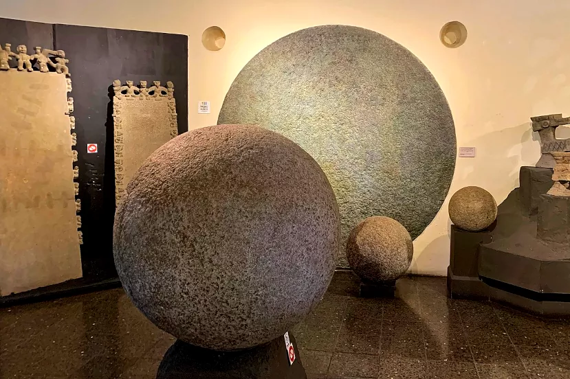 Несколько каменных сфер в Национальном музее Коста-Рики