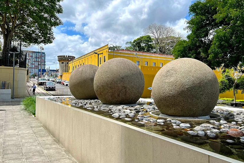 Каменные шары культуры дикис у главного входа в новое здание Законодательного собрания Коста-Рики в Сан-Хосе