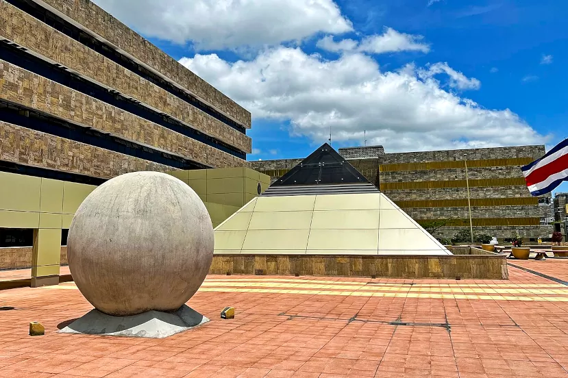 Архитектурно-скульптурная композиция с каменным шаром на площади Правосудия в Сан-Хосе, Коста-Рика
