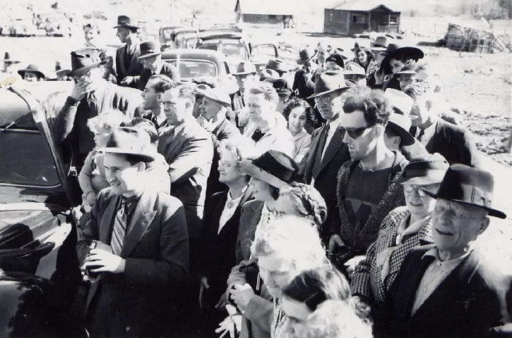 Вероятный путешественник во времени на повторном открытии моста Саут-Форк в Голд-Бридж в 1941 году