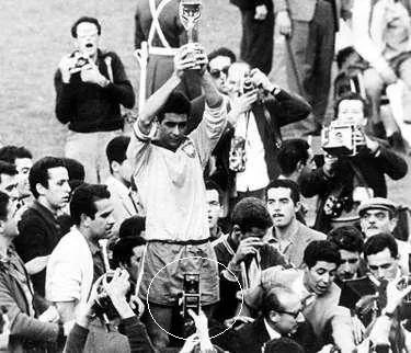 Вероятный путешественник во времени при помощи устройства, похожего на смартфон, фотографирует Гарринча на чемпионате мира 1962 года в Чили