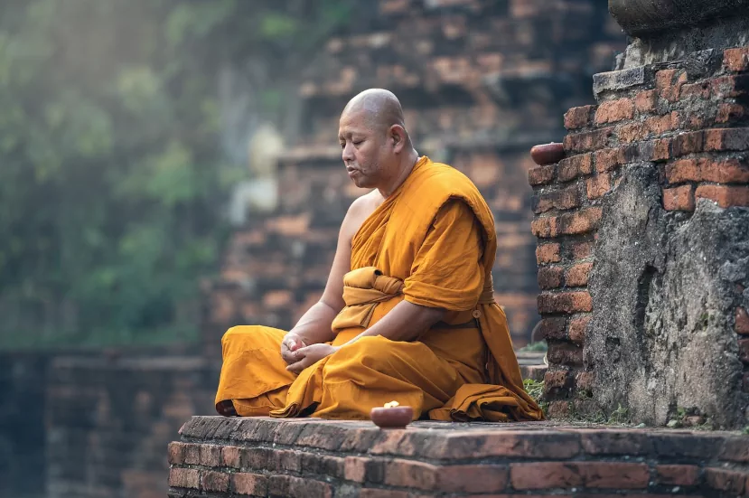 Буддист медитируют